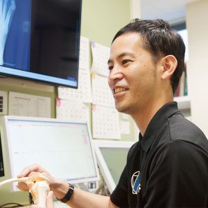 福岡整形外科 秋山クリニック副院長 仲村俊介 肩・肘関節を中心に一般整形外科・膝関節、スポーツ整形外科を専門としております。